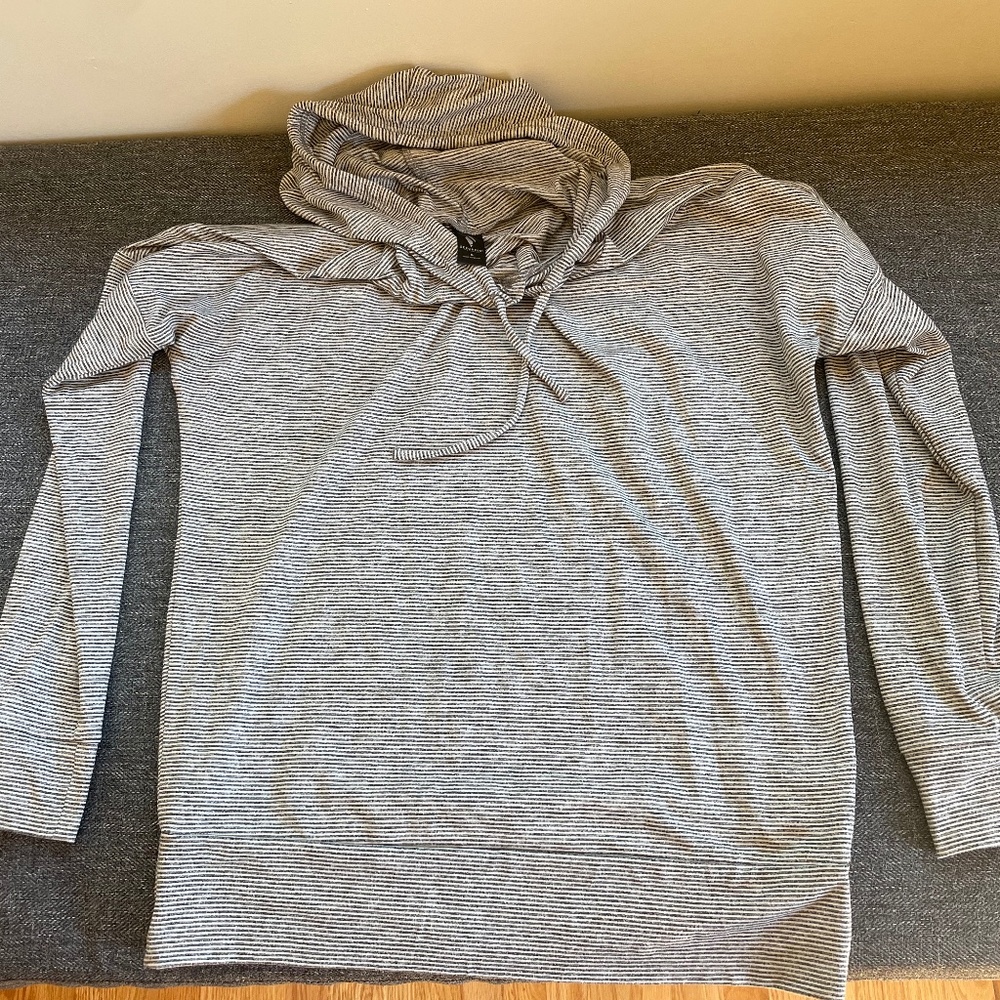 Skechers Light pullover/hoodie/workout (size S)